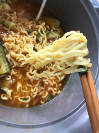라면 그대로가 제일 맛있는 더엄마라면 — 5점을 준 리뷰어가 2019년 7월 올린 사용 사진