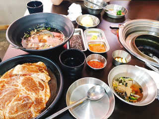[두툼갈비] 두툼갈비 2인분 + 매콤치즈버섯 set — 4.83점을 준 리뷰어가 2018년 8월 올린 사용 사진