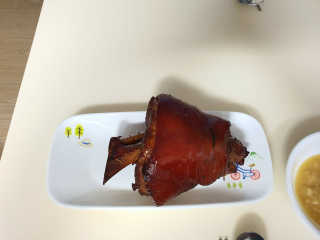 행복먹거리공작소 맥족. 맥주에 빠진 족발 550g + 마늘소스 70g — 4점을 준 리뷰어가 2020년 3월 올린 사용 사진