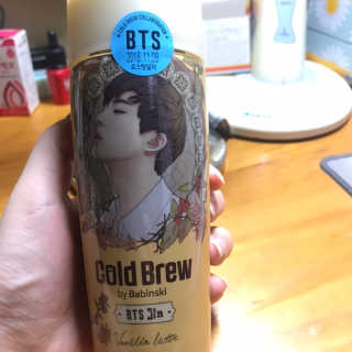 한국야쿠르트 콜드브루, 핫브루 BTS 일러스트 — 5점을 준 리뷰어가 2018년 11월 올린 사용 사진