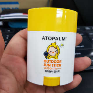 아토팜 야외놀이 선스틱 SPF50+ PA++++ — 5점을 준 리뷰어가 2020년 3월 올린 사용 사진