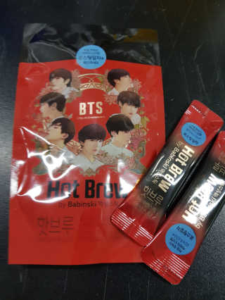 한국야쿠르트 핫브루 콜드브루 BTS 일러스트 — 5점을 준 리뷰어가 2018년 10월 올린 사용 사진