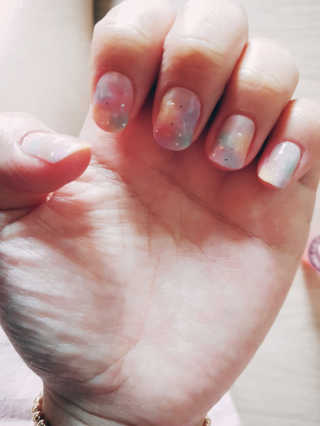[에르나인 네일룩] 탑코트가 필요없는 젤네일스티커 — 4.67점을 준 리뷰어가 2018년 7월 올린 사용 사진