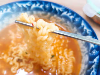 라면 그대로가 제일 맛있는 더엄마라면 — 5점을 준 리뷰어가 2019년 7월 올린 사용 사진