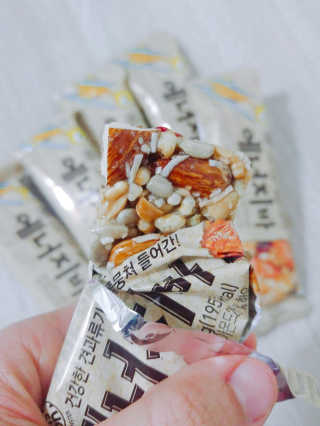 견과가 똘똘 뭉쳐들어간 넛츠몬 에너지바 1BOX 6개입 — 5점을 준 리뷰어가 2018년 1월 올린 사용 사진