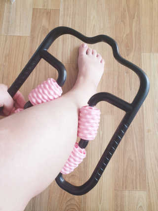 뭅뭅 바디핏레그롤러 종아리 허벅지 하체 마사지기 — 5점을 준 리뷰어가 2019년 10월 올린 사용 사진