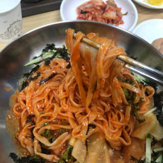 칼국수에끌림 [칼국수에 끌림] 손칼국수+비빔칼국수+왕만두4개 — 5점을 준 리뷰어가 2018년 9월 올린 사용 사진