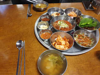 [동네맛집족발] 4개 족발 중 택1 — 5점을 준 리뷰어가 2020년 2월 올린 사용 사진