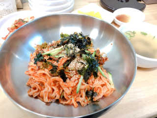 칼국수에끌림 [칼국수에 끌림] 손칼국수+비빔칼국수+왕만두4개 — 4.83점을 준 리뷰어가 2018년 10월 올린 사용 사진