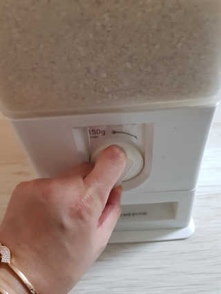 창신리빙 [프랑코 다이얼 계량 쌀통 12kg] 똑똑한 정리 수납 — 5점을 준 리뷰어가 2019년 2월 올린 사용 사진