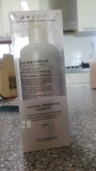 셀리본 하수오 내츄럴 프리벤션 탈모관리 샴푸 300ml — 5점을 준 리뷰어가 2019년 11월 올린 사용 사진