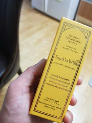 [스킨큐어] 산다화 비타민C 화이트닝 에센스 30ml — 5점을 준 리뷰어가 2019년 7월 올린 사용 사진