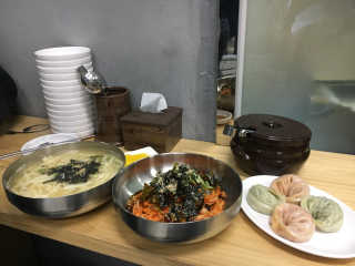 칼국수에끌림 [칼국수에 끌림] 손칼국수+비빔칼국수+왕만두4개 — 5점을 준 리뷰어가 2018년 10월 올린 사용 사진