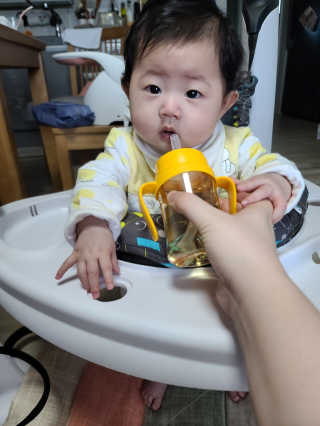 유비맘 샘방지 PPSU 빨대컵_컬러 랜덤 발송 — 4점을 준 리뷰어가 2020년 3월 올린 사용 사진