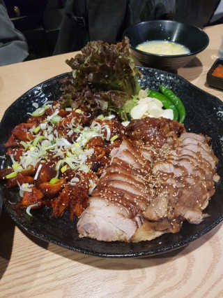 [하영족발과보쌈 강서구청점] 족발中 2인세트 — 5점을 준 리뷰어가 2019년 3월 올린 사용 사진