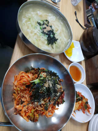 칼국수에끌림 [칼국수에 끌림] 손칼국수+비빔칼국수+왕만두4개 — 4.33점을 준 리뷰어가 2018년 11월 올린 사용 사진