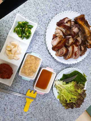 행복먹거리공작소 맥족. 맥주에 빠진 족발 550g + 마늘소스 70g — 5점을 준 리뷰어가 2020년 2월 올린 사용 사진