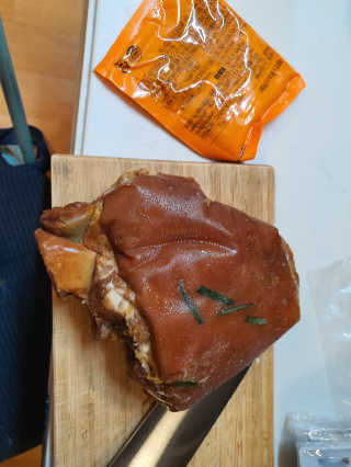 행복먹거리공작소 맥족. 맥주에 빠진 족발 550g + 마늘소스 70g — 5점을 준 리뷰어가 2020년 1월 올린 사용 사진