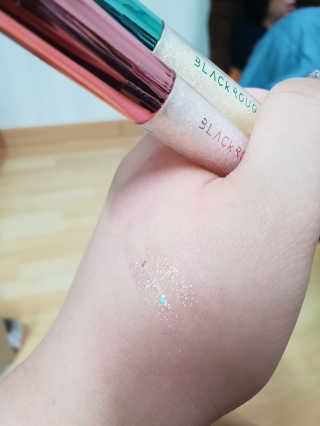 [블랙루즈] 펄블리 아이 글리터 2종 — 5점을 준 리뷰어가 2019년 1월 올린 사용 사진