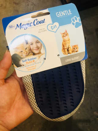 Four paws 리뉴얼 포포즈 매직코트 털 제거 브러쉬 — 3점을 준 리뷰어가 2018년 8월 올린 사용 사진