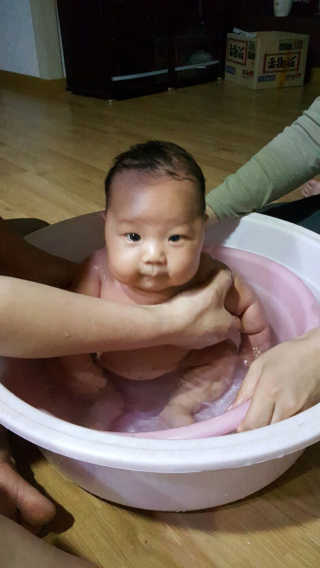 엘루스벤 에코스토어_베이비 바디워시_200ML — 4.67점을 준 리뷰어가 2017년 6월 올린 사용 사진