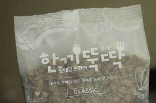 [펫토리아] 맛도 영양도 BEST 한끼뚝딱 강아지 사료 — 5점을 준 리뷰어가 2018년 12월 올린 사용 사진