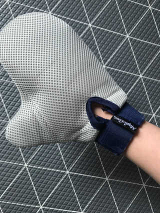 Four paws 리뉴얼 포포즈 매직코트 털 제거 브러쉬 — 4.5점을 준 리뷰어가 2018년 8월 올린 사용 사진