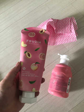 [후르디아] 복숭아 바디워시+바디에센스 세트 — 5점을 준 리뷰어가 2019년 8월 올린 사용 사진