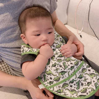 [베이비앤아이] 클린 이유식 방수 턱받이 — 5점을 준 리뷰어가 2019년 7월 올린 사용 사진
