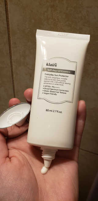 소프트 에어리 UV 에센스 SPF 50 PA ++++ — 5점을 준 리뷰어가 2019년 3월 올린 사용 사진