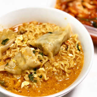 라면 그대로가 제일 맛있는 더엄마라면 — 2.5점을 준 리뷰어가 2019년 6월 올린 사용 사진