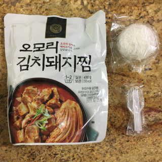 GS25 YOU US  오모리김치돼지찜 — 5점을 준 리뷰어가 2018년 3월 올린 사용 사진