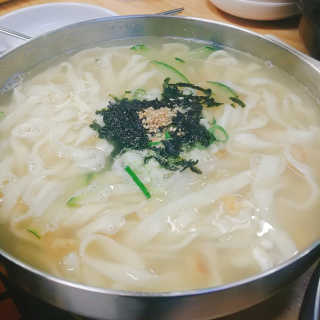 칼국수에끌림 [칼국수에 끌림] 손칼국수+비빔칼국수+왕만두4개 — 4.67점을 준 리뷰어가 2018년 10월 올린 사용 사진