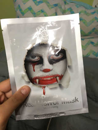 하이힐 리얼 호러마스크팩, HiHEEL REAL HORROR MASKPACK 하이힐 리얼 호러마스크팩-드라큐라 — 2점을 준 리뷰어가 2016년 12월 올린 사용 사진