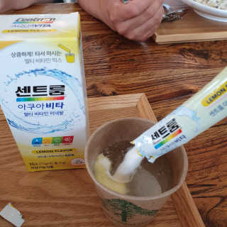 센트룸 아쿠아비타 레몬향, 딸기향 — 5점을 준 리뷰어가 2019년 6월 올린 사용 사진