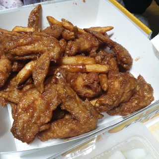 네네치킨 소이크런치윙봉 — 5점을 준 리뷰어가 2020년 3월 올린 사용 사진