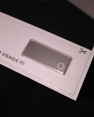 스티글 STEAGLE 검정색과 은색 웹캠 덮개 — 1.67점을 준 리뷰어가 2018년 3월 올린 사용 사진