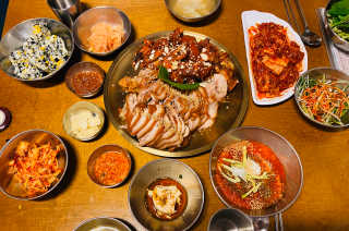 [동네맛집족발] 4개 족발 중 택1 — 5점을 준 리뷰어가 2020년 2월 올린 사용 사진