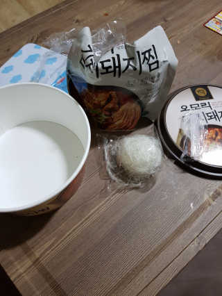 GS25 YOU US  오모리김치돼지찜 — 5점을 준 리뷰어가 2018년 3월 올린 사용 사진