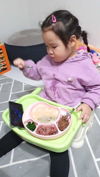유비맘 캐릭터 실리콘 흡착 식판_색상 랜덤발송 — 5점을 준 리뷰어가 2020년 3월 올린 사용 사진