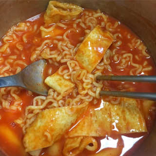홍대미미네국물떡볶이 [홍대미미네]오리지널 국물 떡볶이4팩 + 라면사리 — 5점을 준 리뷰어가 2019년 5월 올린 사용 사진