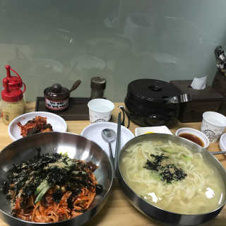 칼국수에끌림 [칼국수에 끌림] 손칼국수+비빔칼국수+왕만두4개 — 5점을 준 리뷰어가 2018년 10월 올린 사용 사진