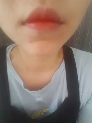 [블랙루즈] 에어 핏 촉촉틴트 + 크리미 벨벳 립크레용 — 1점을 준 리뷰어가 2018년 7월 올린 사용 사진