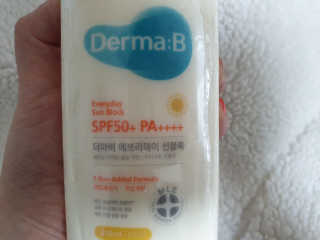 더마비 에브리데이 선블록 SPF50+ PA++++ — 5점을 준 리뷰어가 2019년 4월 올린 사용 사진