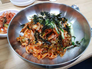 칼국수에끌림 [칼국수에 끌림] 손칼국수+비빔칼국수+왕만두4개 — 5점을 준 리뷰어가 2018년 10월 올린 사용 사진