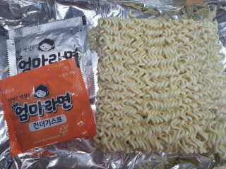 라면 그대로가 제일 맛있는 더엄마라면 — 4점을 준 리뷰어가 2019년 6월 올린 사용 사진