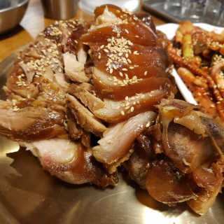 [동네맛집족발] 4개 족발 중 택1 — 5점을 준 리뷰어가 2019년 12월 올린 사용 사진