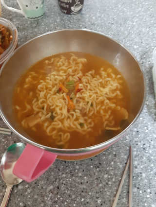 라면 그대로가 제일 맛있는 더엄마라면 — 4.5점을 준 리뷰어가 2019년 6월 올린 사용 사진