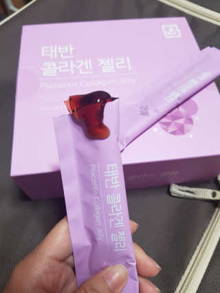 네츄럴굿띵스 태반 콜라겐 젤리 15포 — 5점을 준 리뷰어가 2018년 10월 올린 사용 사진