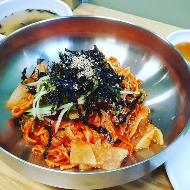 [칼국수에 끌림] 손칼국수+비빔칼국수+왕만두4개 리뷰 사진